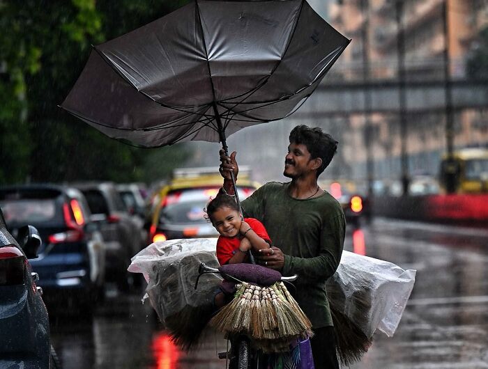 A glimpse of Mumbai: 27 powerful street photographs by Shanth Kumar