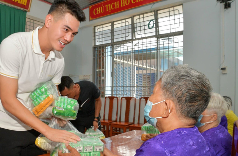 Cầu thủ Nguyễn Tiến Linh được vinh danh sống đẹp