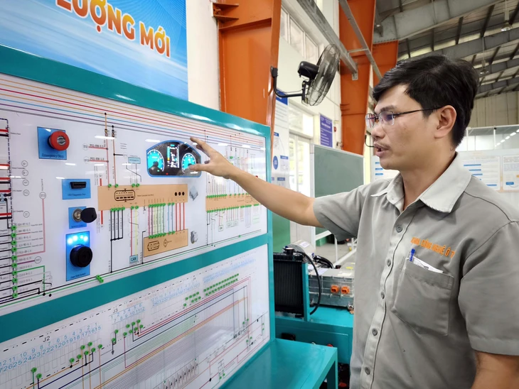 Giáo viên đưa 'bộ ruột' xe điện lên bảng thực hành