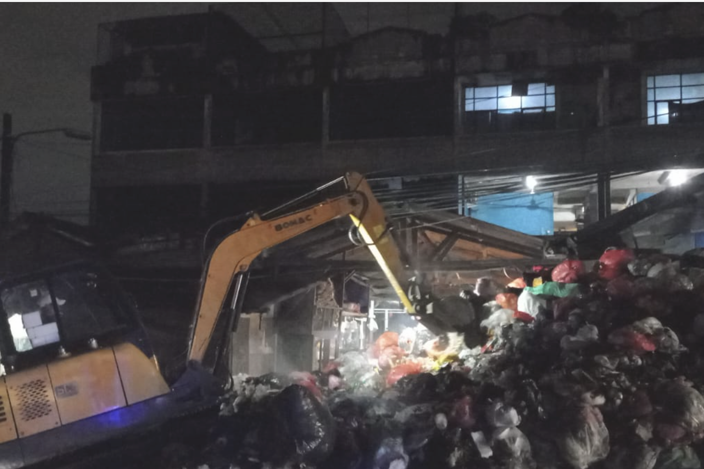 KLH Bawa 116 Ton Sampah Pasar Cimanggis, Tumpukan Nyaris Setinggi Gedung