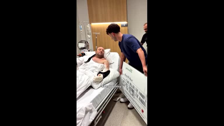 Bondi hero Ahmed al-Ahmed presented with $2.5 million cheque in hospital<br><br>