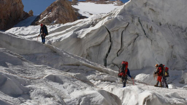 what-climbers-are-finding-on-mount-everest-at-29-000-feet-reveals-a