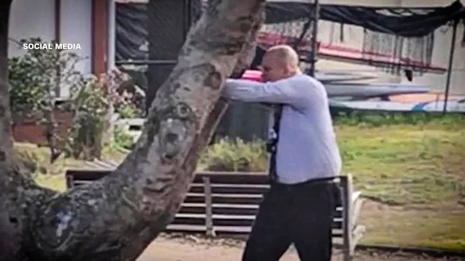 Police officer hailed as a hero for shooting dead one of the Bondi Beach attackers<br><br>