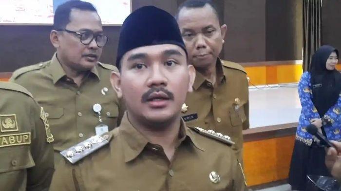 Bupati Bekasi, Ade Kuswara Kunang ditangkap KPK dalam sebuah operasi tangkap tangan (OTT) di Bekasi, Jawa Barat, Kamis (18/12/2025). (Warta Kota/Azzam)