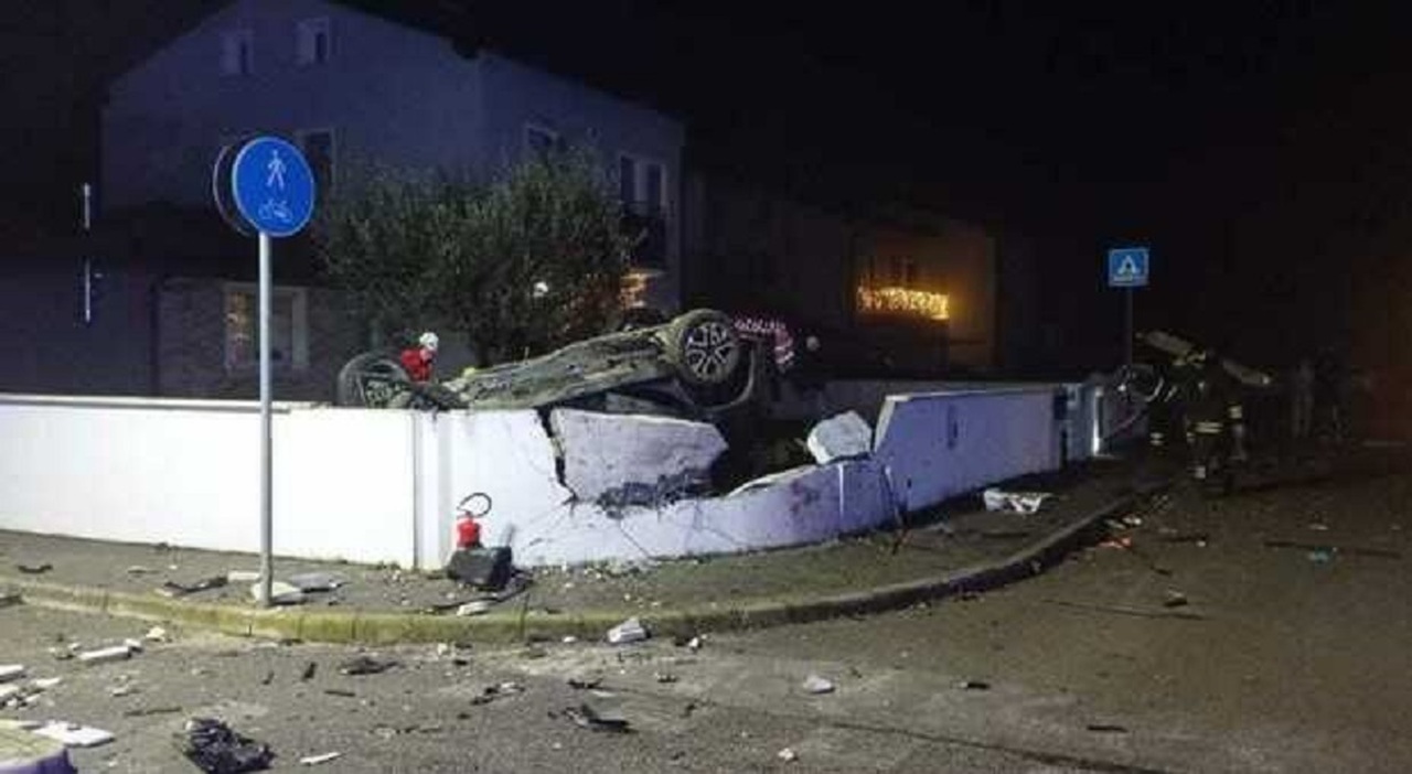 Auto esce di strada vicino Udine, si schianta su un muro e si ribalta ...