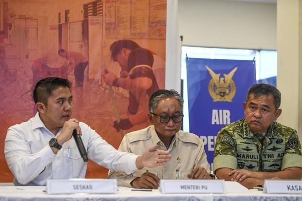 Seskab Teddy: Pemerintah Tangani Banjir Sumatra Tanpa Kamera