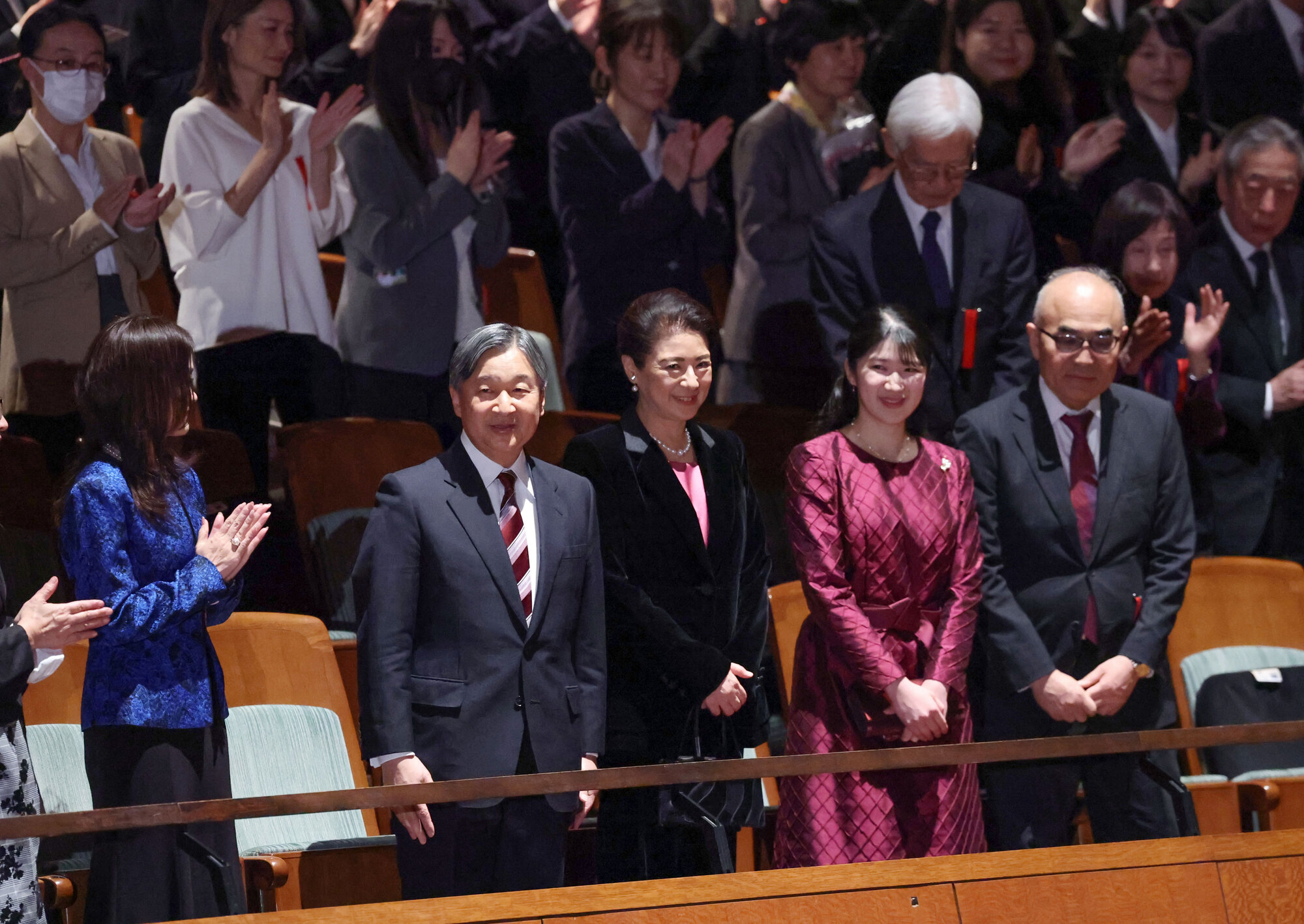 新国立劇場バレエ団の公演「くるみ割り人形」の会場に到着した天皇、皇后両陛下と長女愛子さま=2025年12月19日午後7時2分、東京都渋谷区、代表撮影
