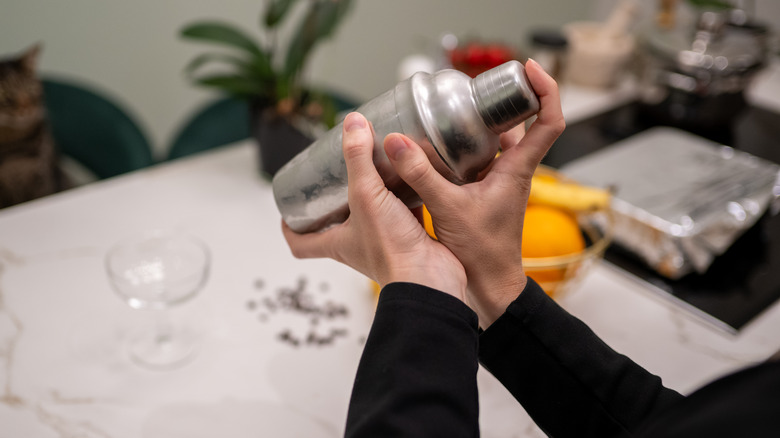 How to expertly shake carbonated cocktails without creating an explosion