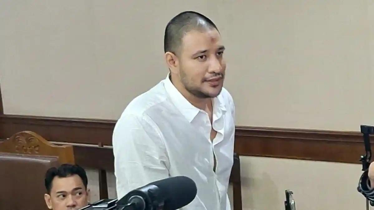 Kamelia menenangkan diri setelah sidang