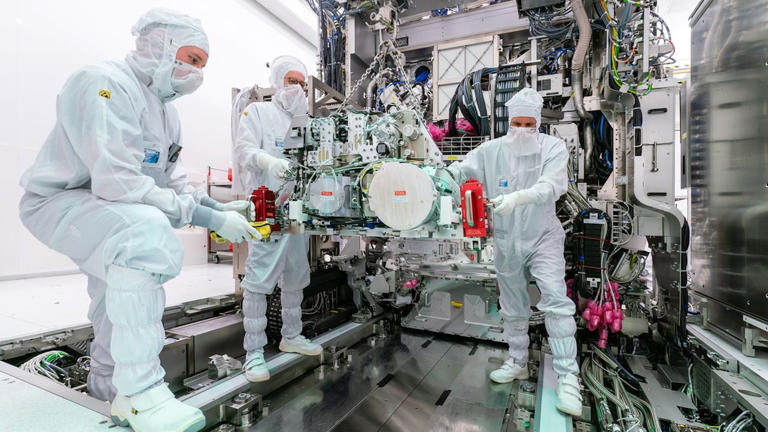 China reverse-engineers the most advanced chip-making machine in the world