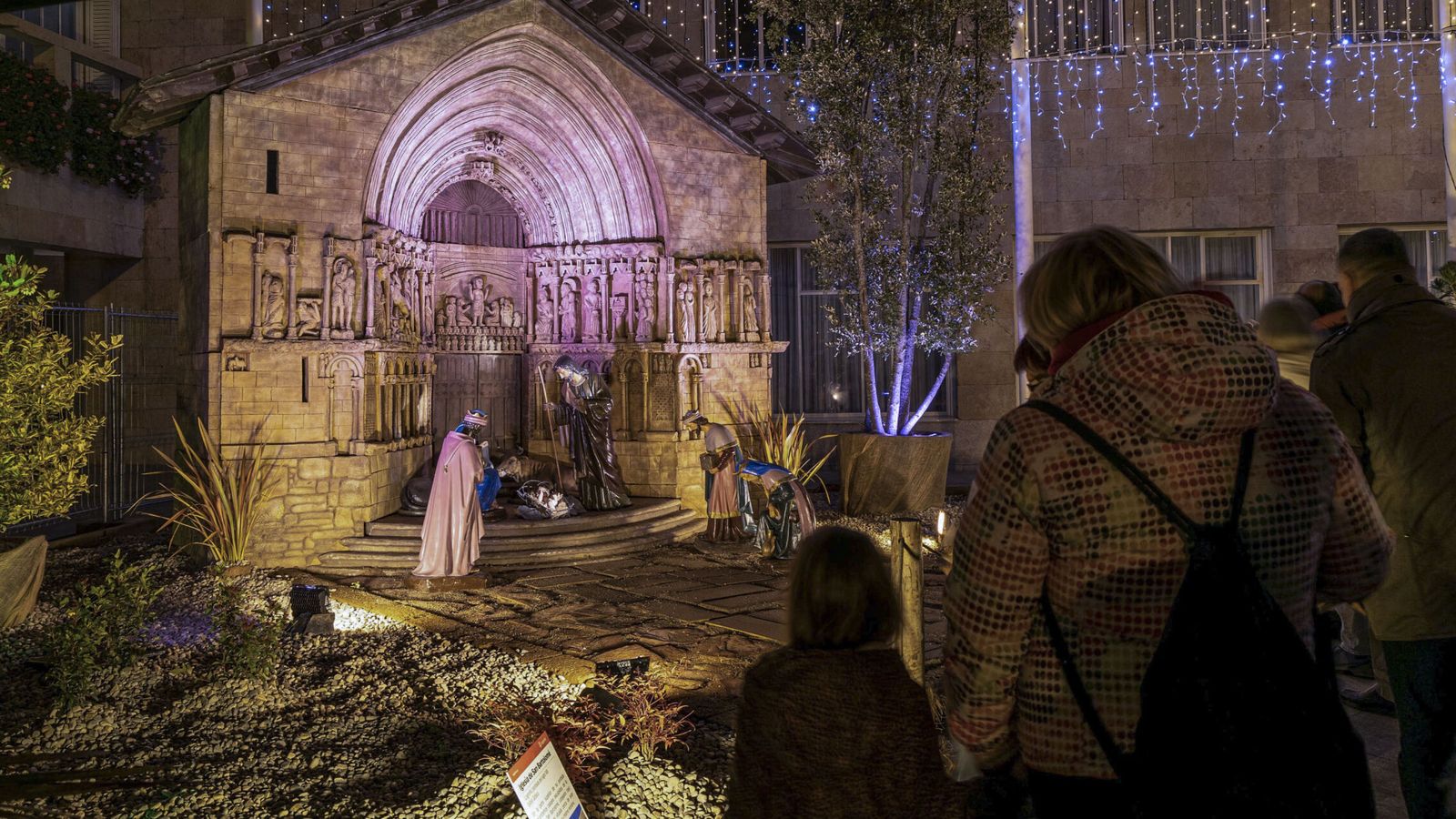 Árbol de Navidad con belén grabado – Dolfi, image size:1600x900