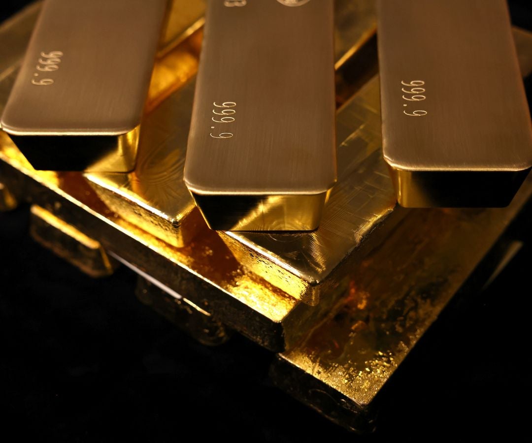 El oro cayó por fortaleza del dólar, pero se encamina a una subida semanal