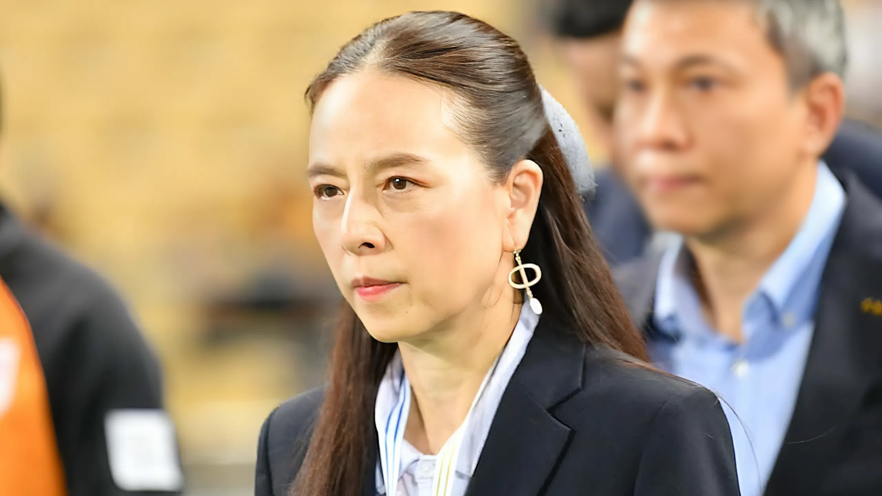 Madam Pang đeo bông tai 20.000 USD