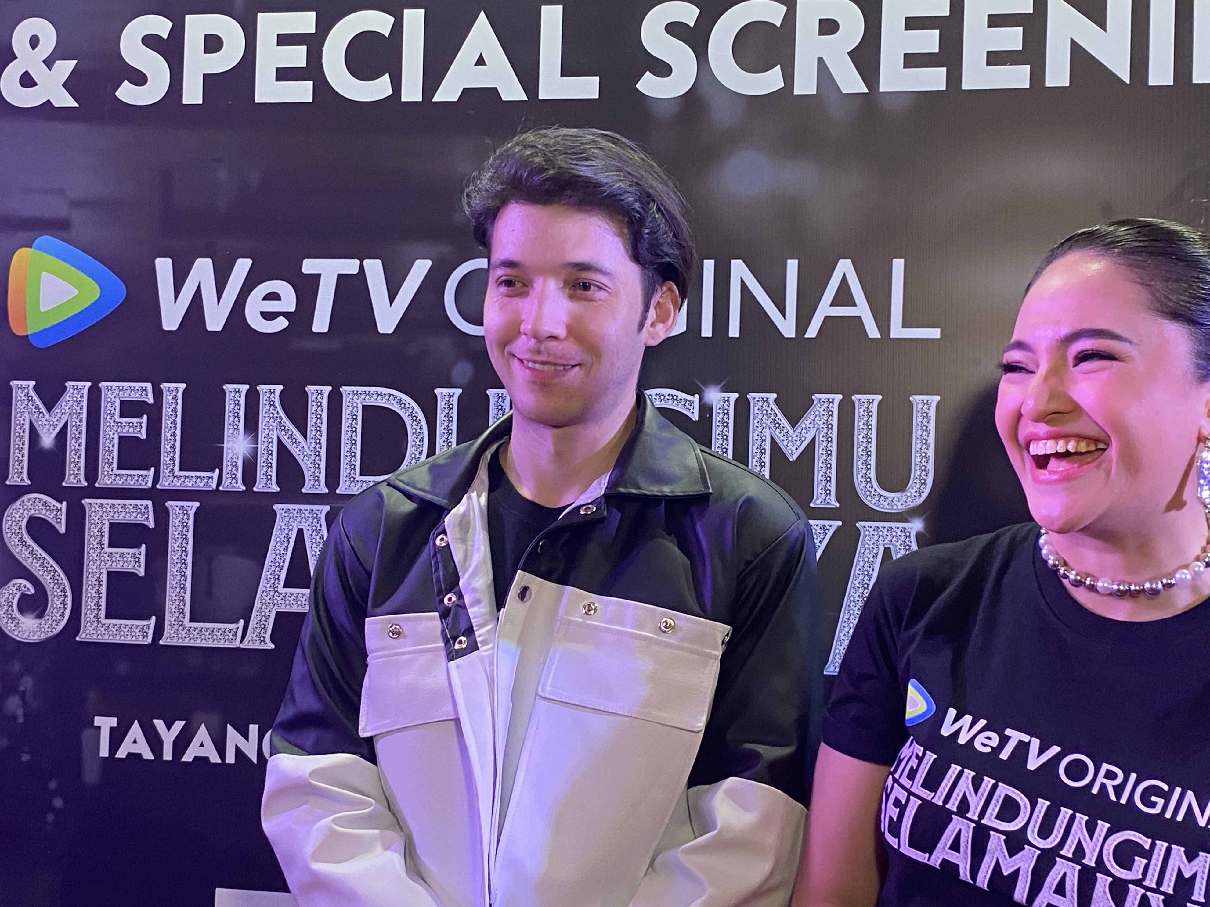 Stefan William Bawa Komedian dalam "Melindungimu Selamanya"