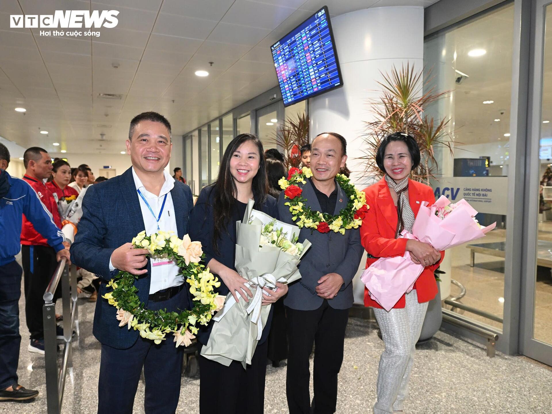 U22 Việt Nam mang HCV trở về, thầy trò HLV Kim Sang-sik rạng rỡ cảm ơn CĐV