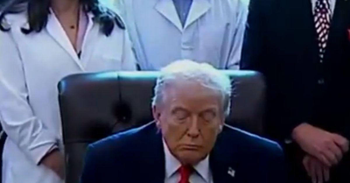 Donald Trump's face 'droops' as he 'struggles to stay awake' during on ...