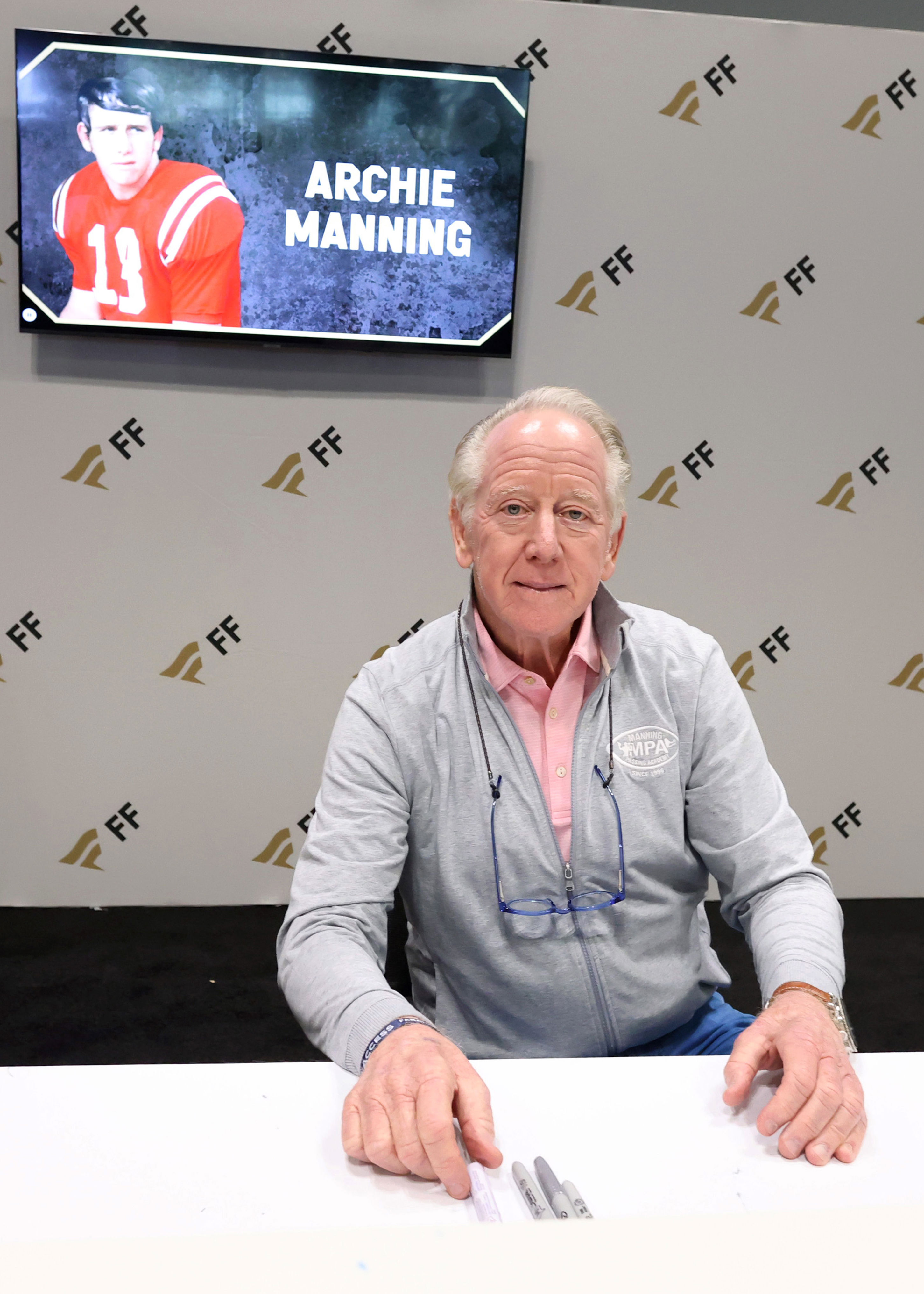 Archie Manning Statue at Ole Miss Editorial Photography - Image of archie,  editorial: 124278672, image size:768x1075