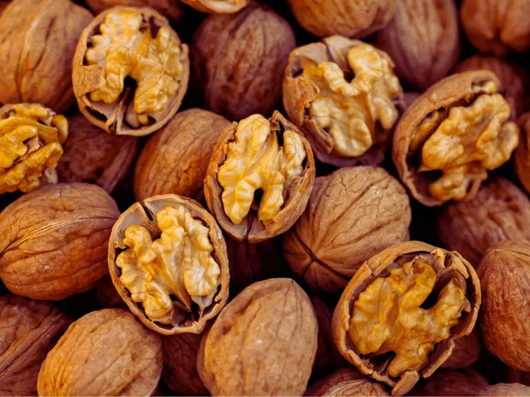 Guide to eating walnuts: Daily or just 2-3 times a week? How much and ...
