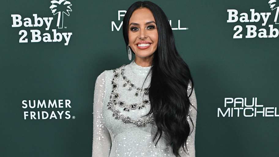 Vanessa Bryant muestra con entusiasmo al nuevo miembro de la familia.