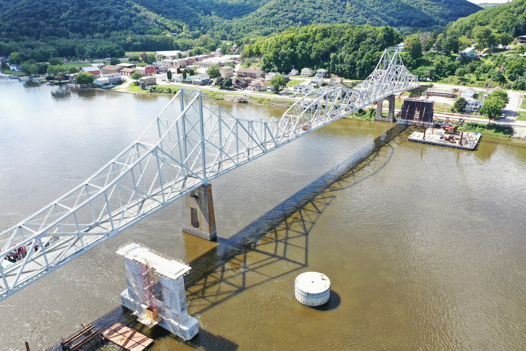 Implosión derriba puente casi centenario sobre el río Mississippi