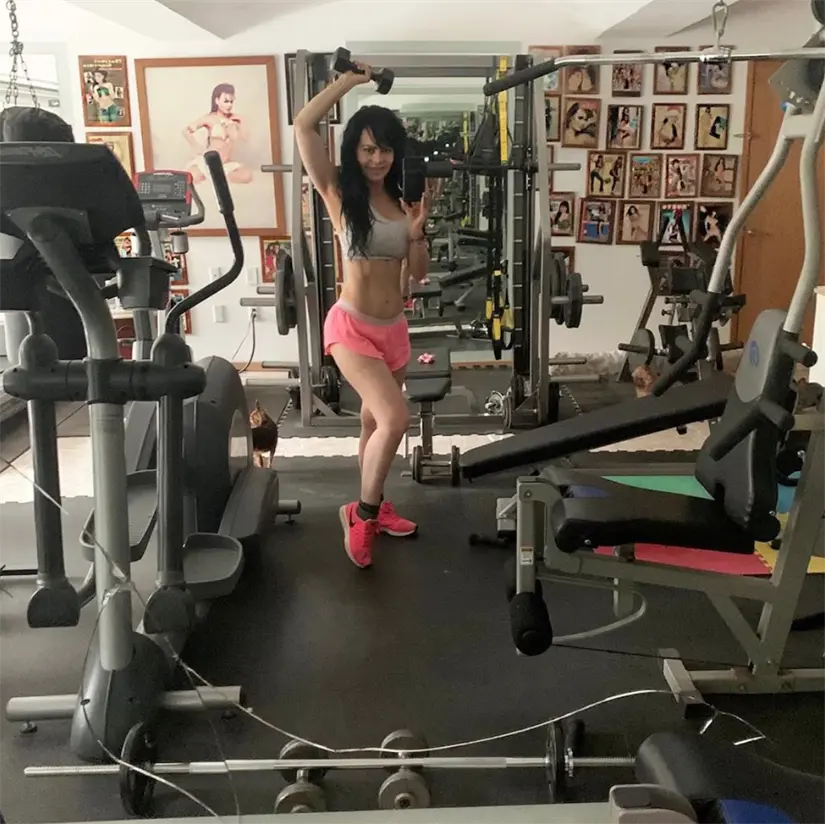 El gimnasio en la casa de Maribel Guardia cuenta con revistas en las que ha aparecido. Foto: cortesía.