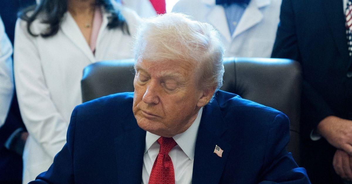 Donald Trump's face 'droops' as he 'struggles to stay awake' during on ...