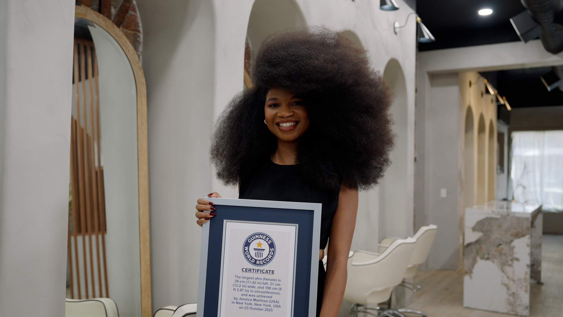 Largest afro (female) 29 cm (11.42 in) tall, 31 cm (12.2 in) wide, and 190  cm (6 ft 2.87 in) in circumference grown by Jessica Martinez | Watch
