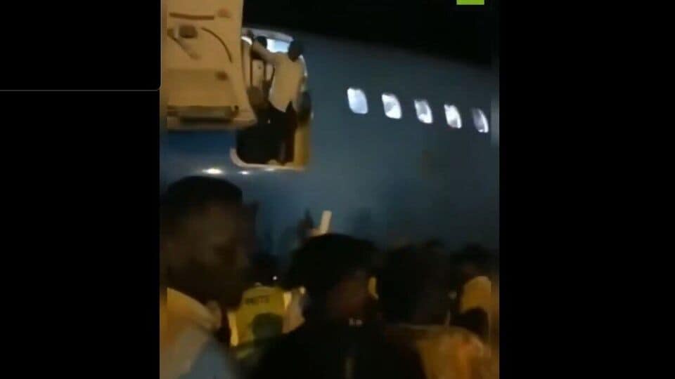 Watch: Passengers jump from plane after airline fails to provide staircase