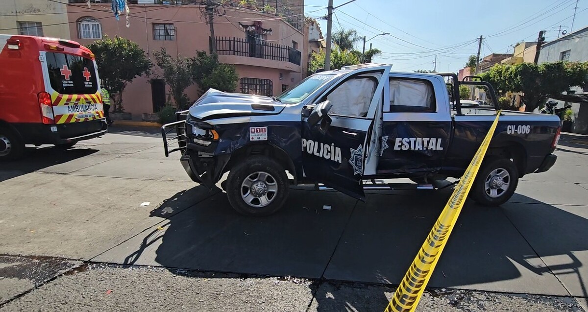 Video revela cómo una patrulla se pasa el alto y choca contra un auto ...