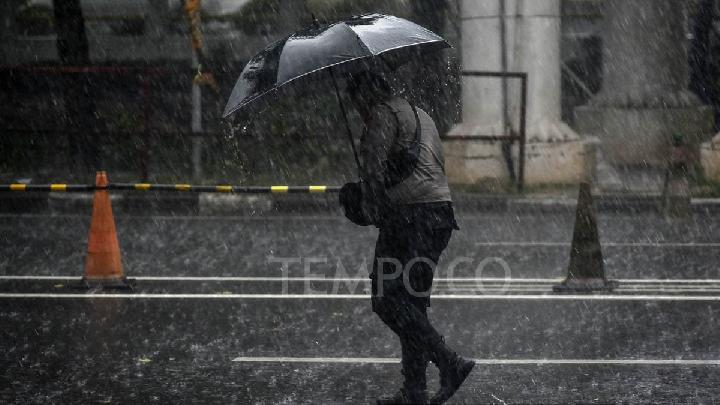 Hujan deras Jakarta sejak pagi, waspada petir dan angin