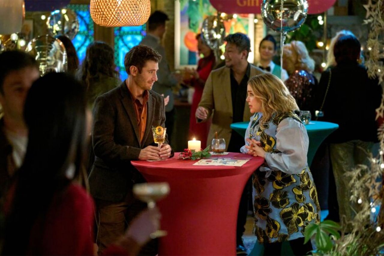 Julian Morris teases 'terrifying' chemistry with Mae Whitman in “Twelve ...