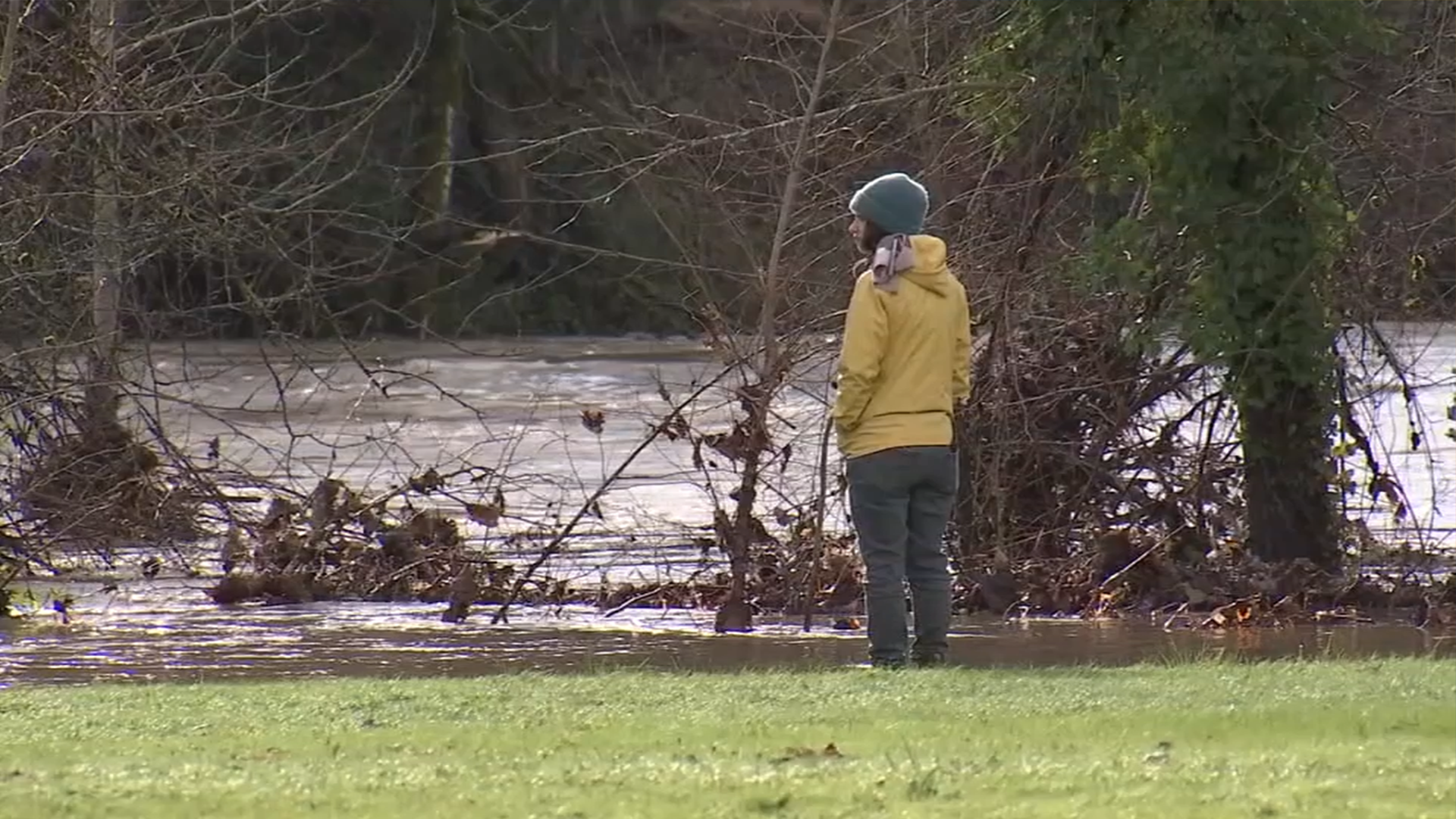 Neighbors assess damage after Clackamas River flooding prompts evacuations