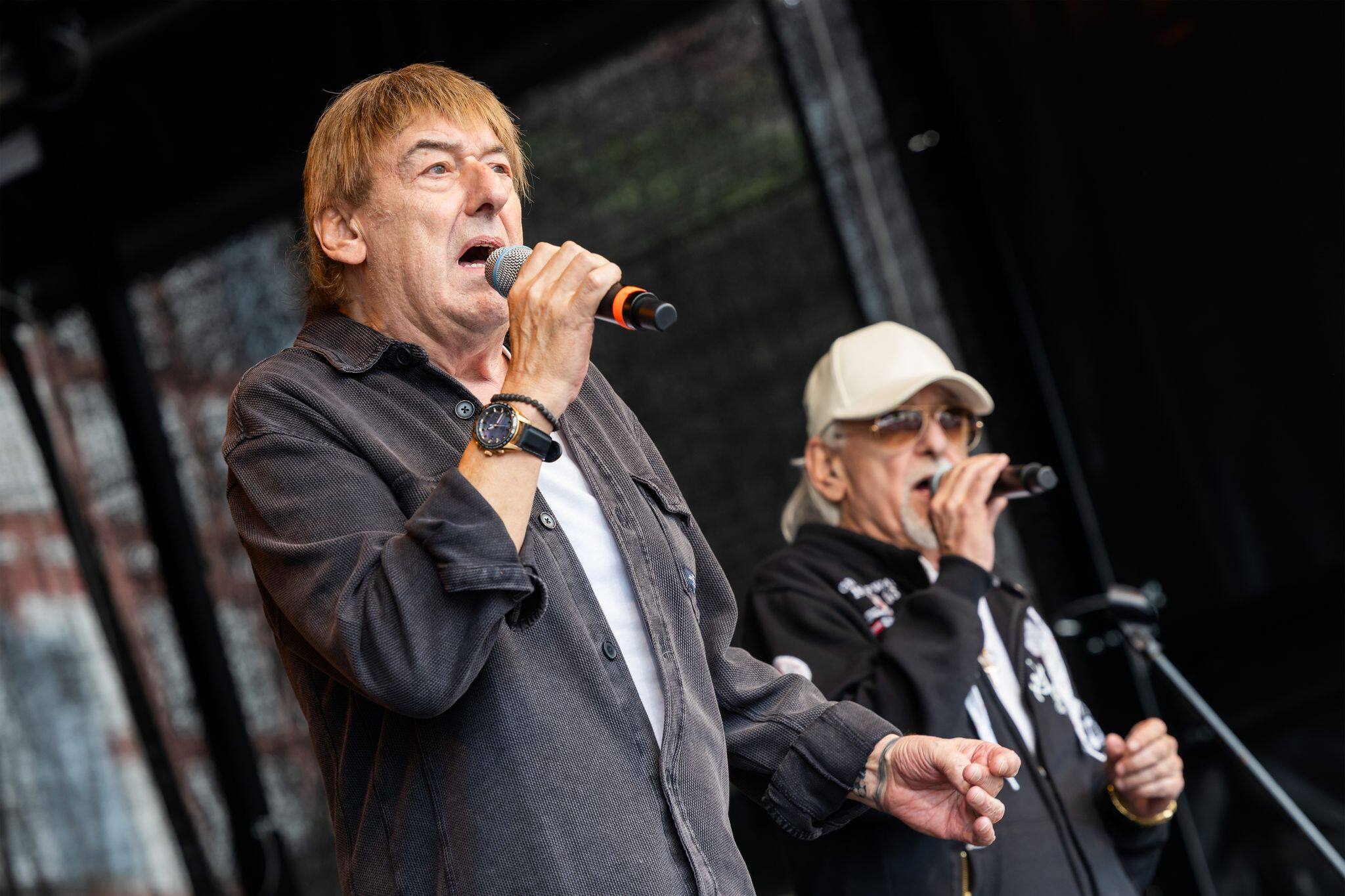 Beim Schlagerduo «Die Amigos» wird an Weihnachten bodenständig gekocht. Quelle: Christian Lademann/dpa