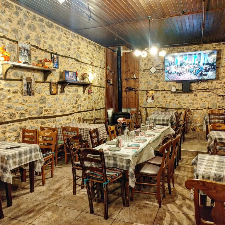 Στόχος μας είναι όλα τα προϊόντα της φάρμας να έρχονται για κατανάλωση στο καφενείο, ώστε ο κόσμος να έχει τις αυθεντικές γεύσεις της φύσης στο τραπέζι του.