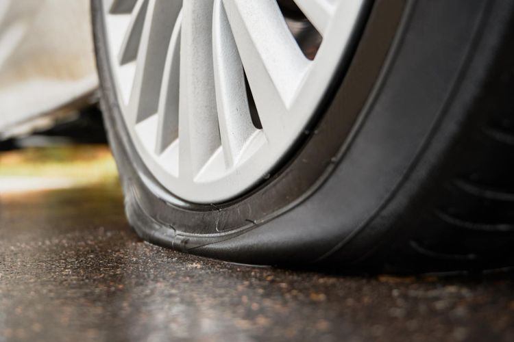 Cara aman ganti ban bocor di tol saat libur Nataru