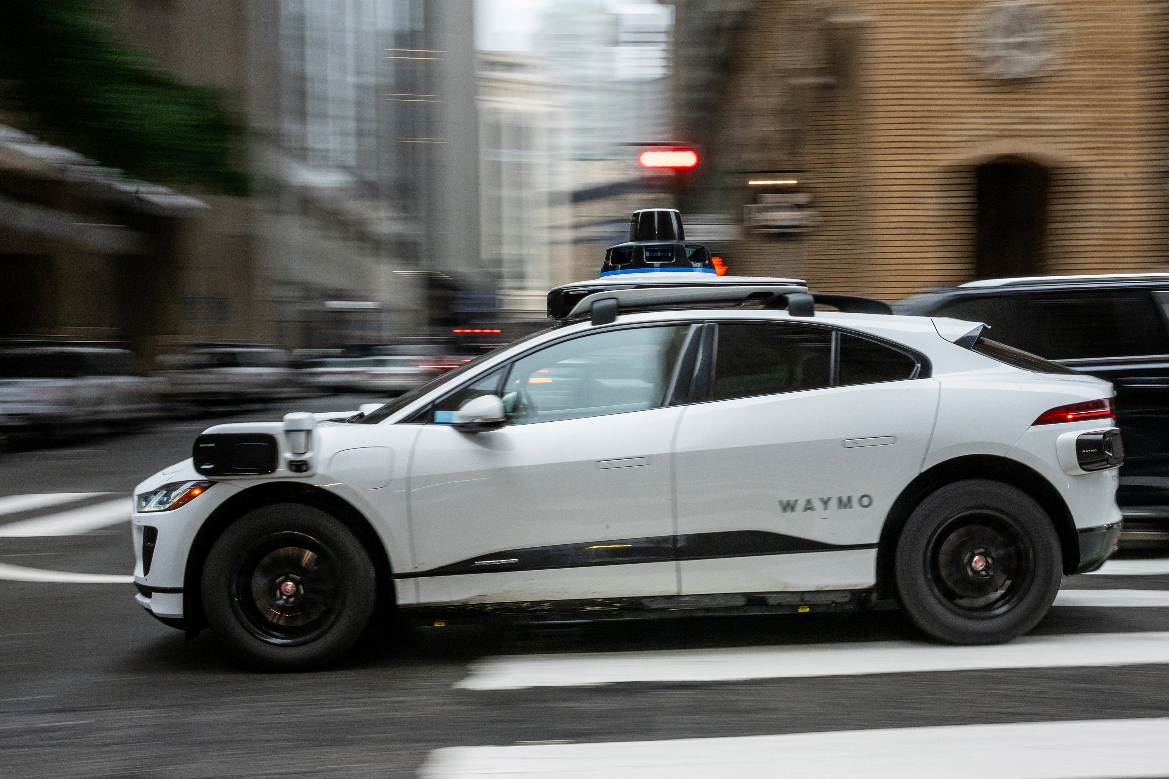Driverless Waymo seemingly drives straight into oncoming traffic in ...