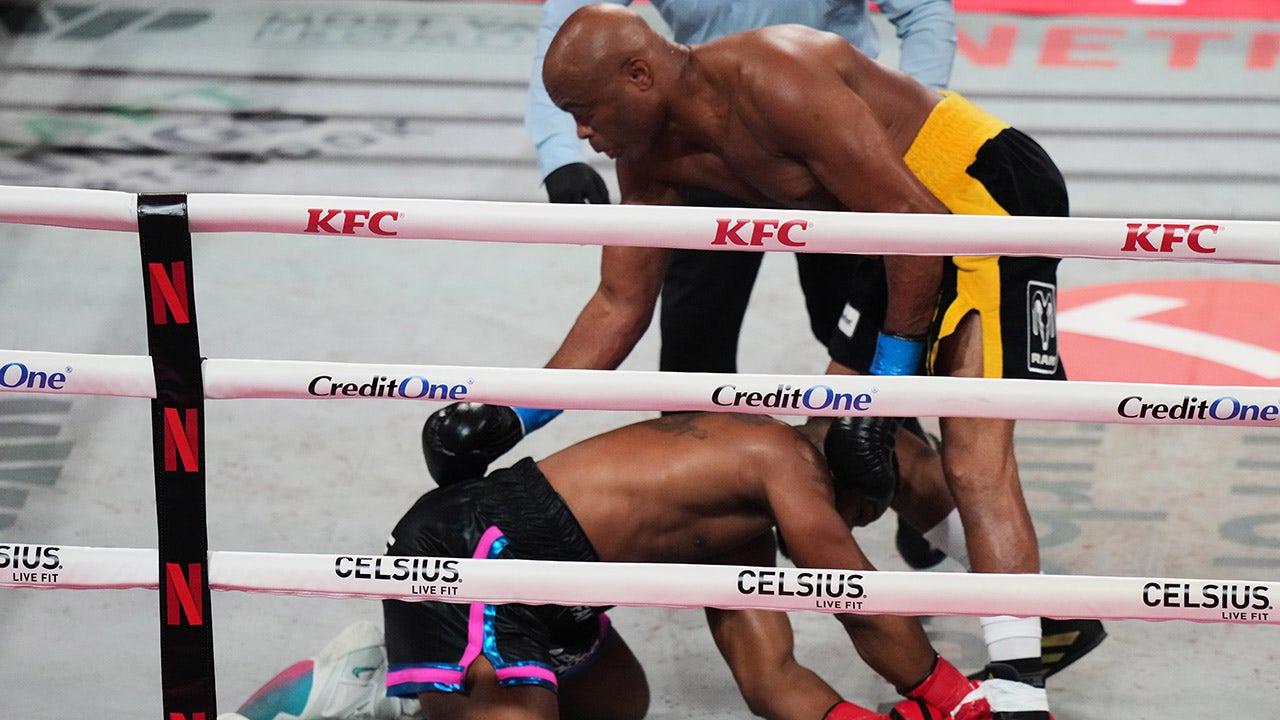 Anderson Silva catches Tyron Woodley with brutal punches in TKO win<br><br>