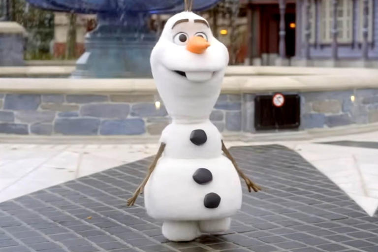 Disneyland Paris covered in trash as workers stage protest banging on ...