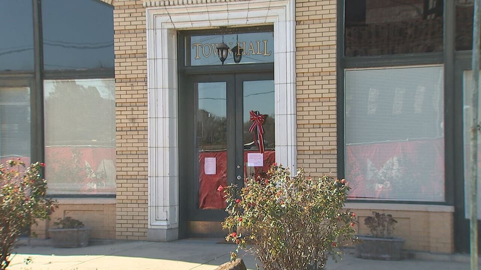 SLED arrests local town administrator, former police chief in vehicle-tracking case<br><br>