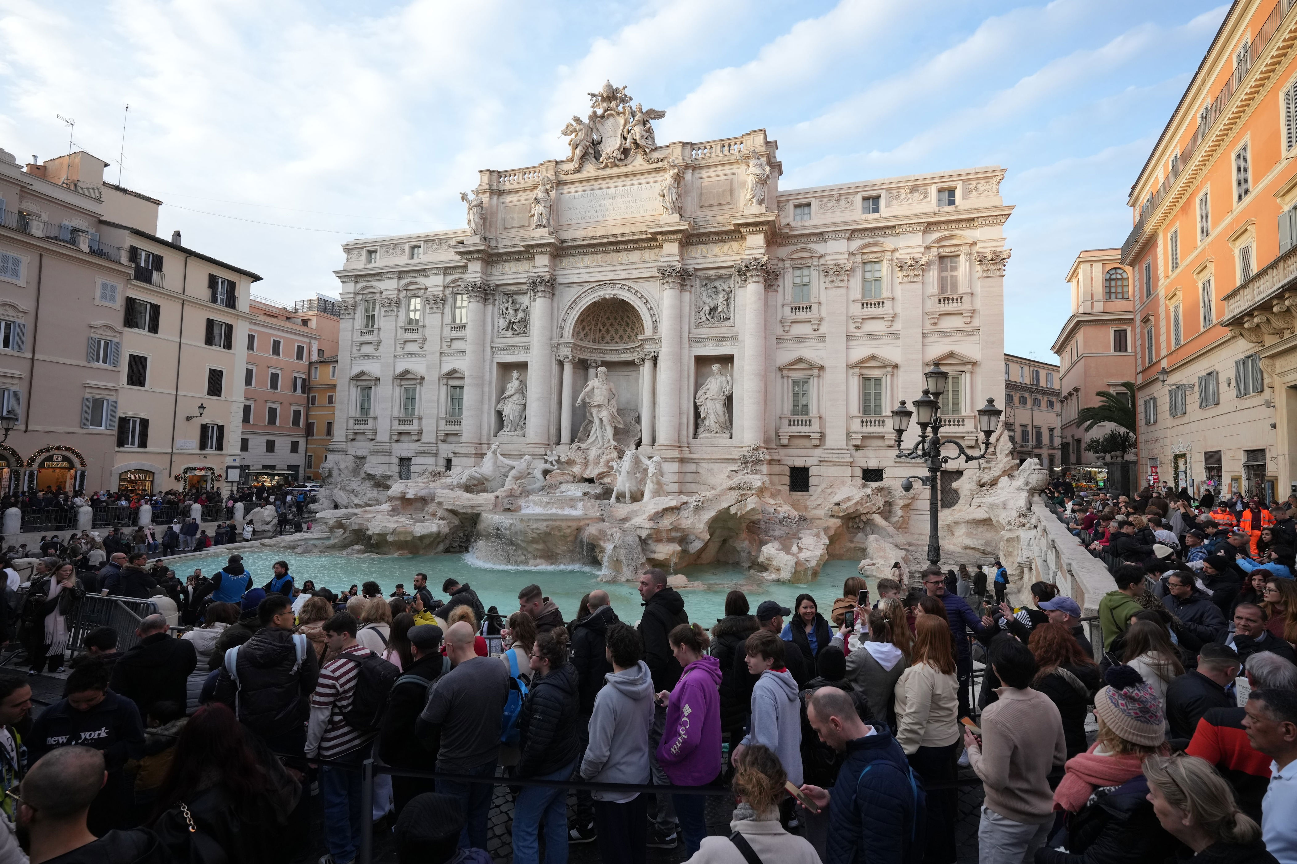 trevi-fountain-charges-2-euros-for-close-access