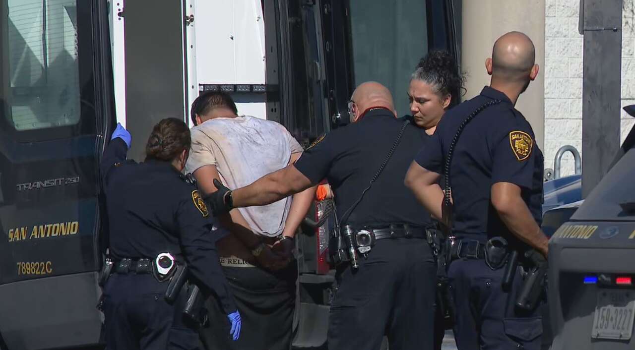 Man leads police on West Side chase, gets arrested, say San Antonio police