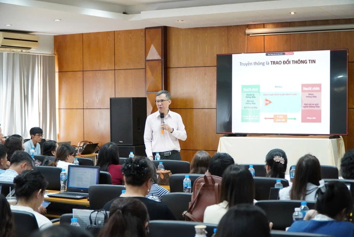 Lấy hoa thơm để lấn át cỏ dại