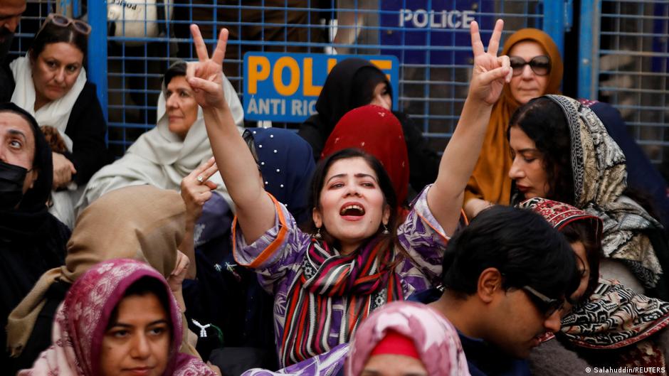 Immer wieder gibt es in Pakistan Demonstrationen bei denen eine Freilassung von Imran Khan und seiner Frau gefordert wird (Archivbild)