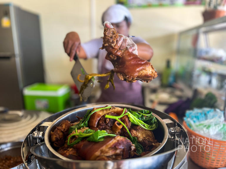 ข้าวขาหมูหนึ่งจานจากใจ เปิดร้านให้ทหารกินฟรี ส่งพลังแนวหน้า