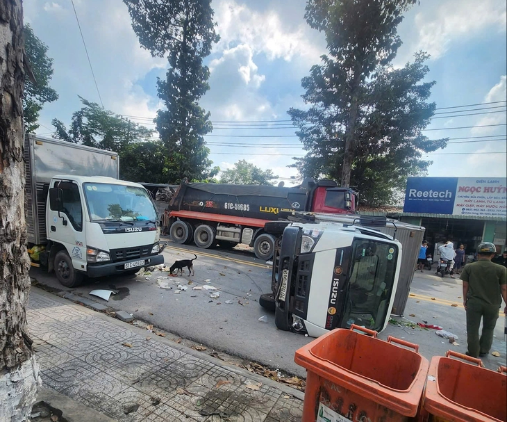 Xe ben tông xe tải, xe tải tông xe rác rồi lật ngang đường