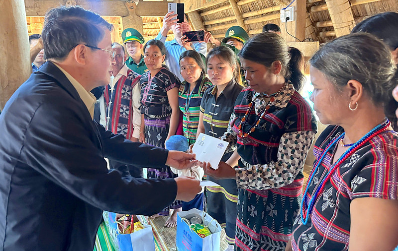 Phó Chủ tịch Quốc hội thăm gia đình nạn nhân bị sạt lở ở Đà Nẵng