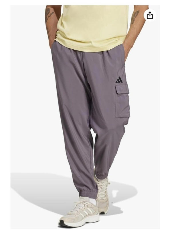 動きやすく、しかも合わせやすい。モダンに仕上げたカーゴパンツ