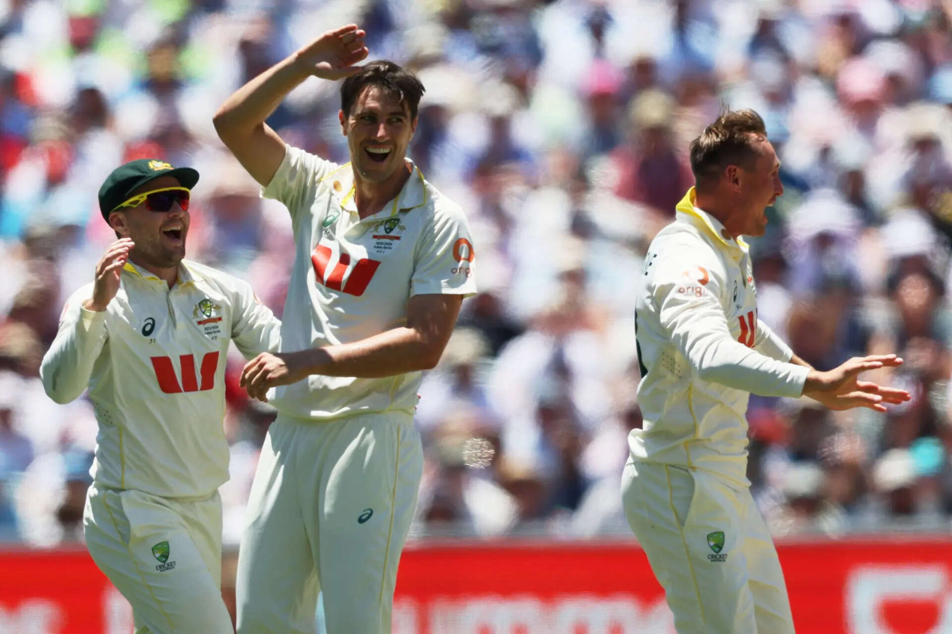 Australia four wickets from retaining Ashes after Pat Cummins, Nathan Lyon strike; England 207/6 at stumps<br><br>