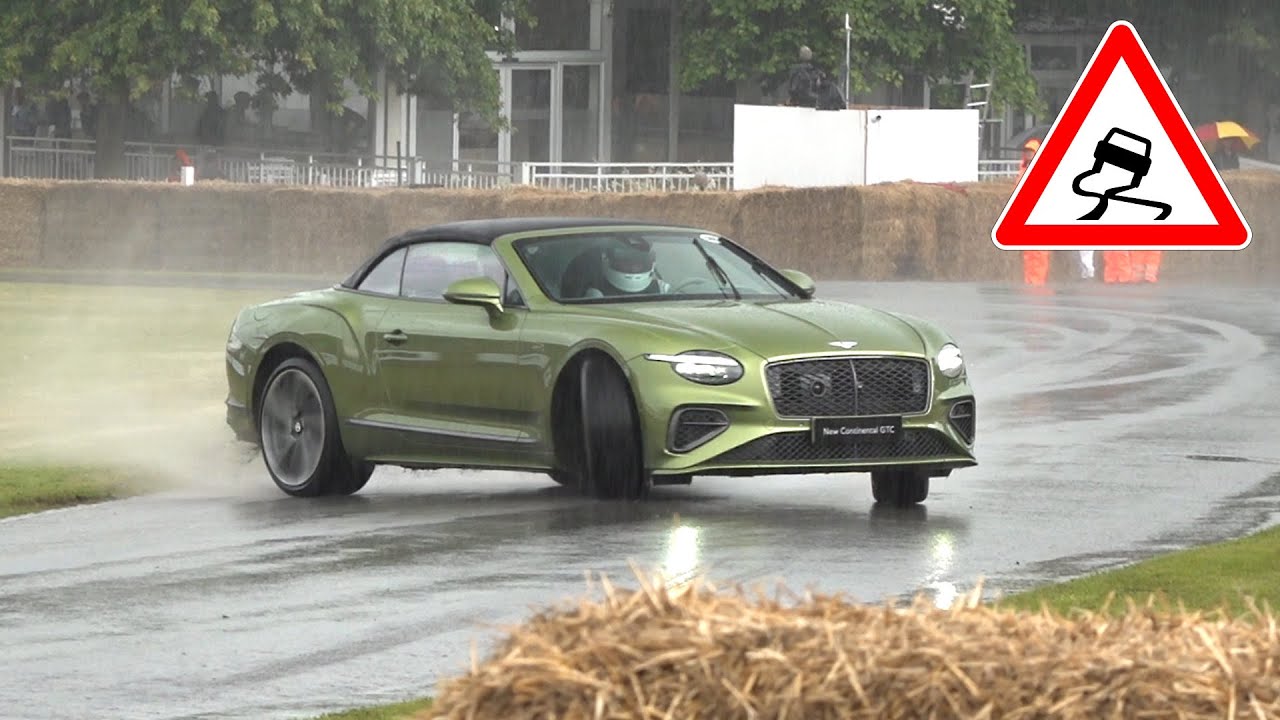 Bentley Continental GTC glijdt door zware regen