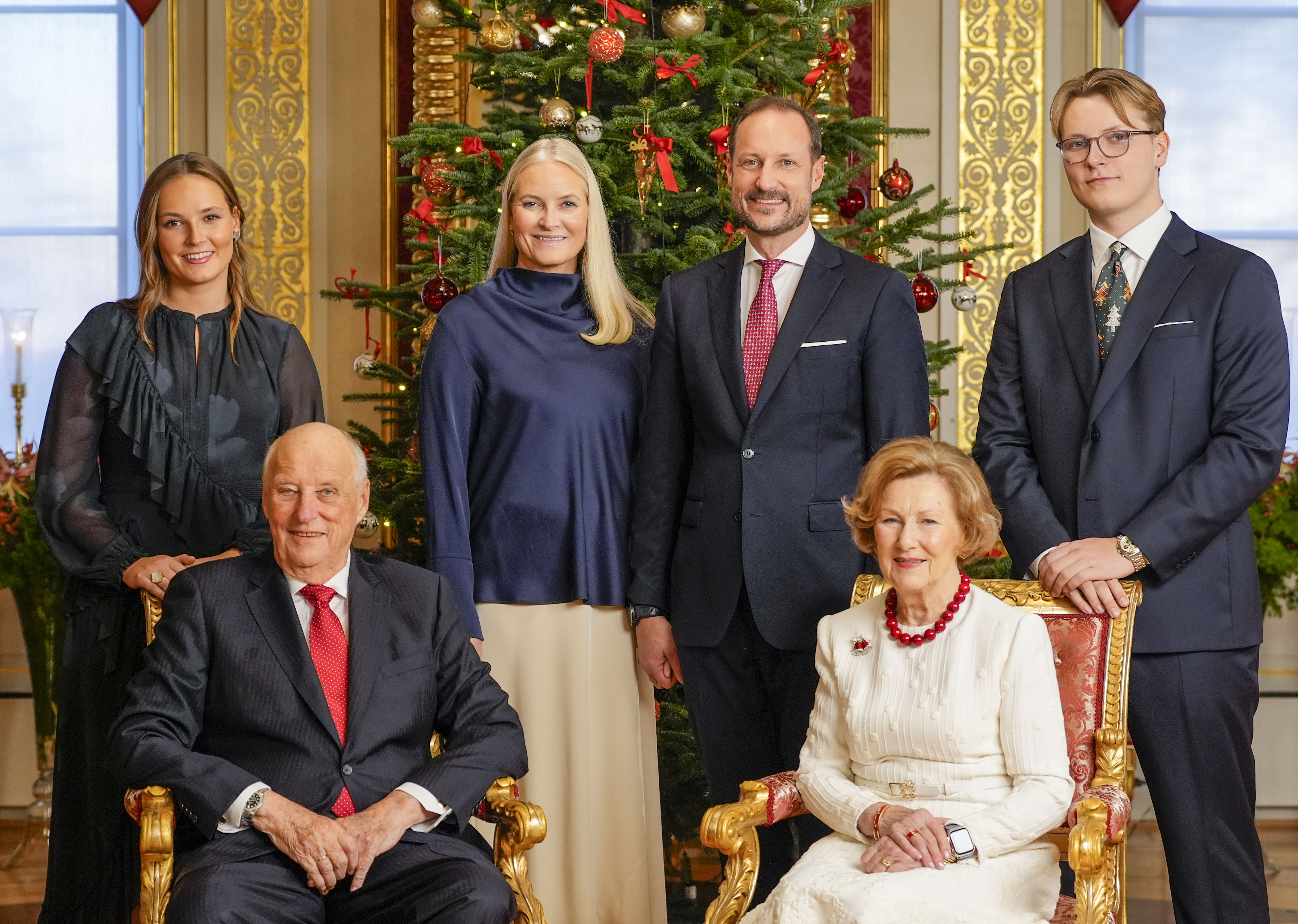 Kong Harald, dronning Sonja, kronprins Haakon, kronprinsesse Mette-Marit, prinsesse Ingrid Alexandra og prins Sverre Magnus under julefotograferingen på Slottet fredag. Foto: Lise Åserud / NTB / POOL